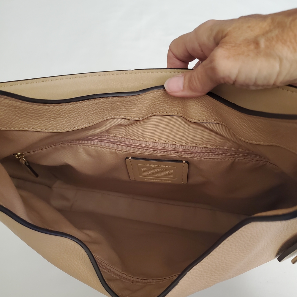 Elegant Coach Hobo Peach Leather Shoulder Bag. - Picture 7 of 8
